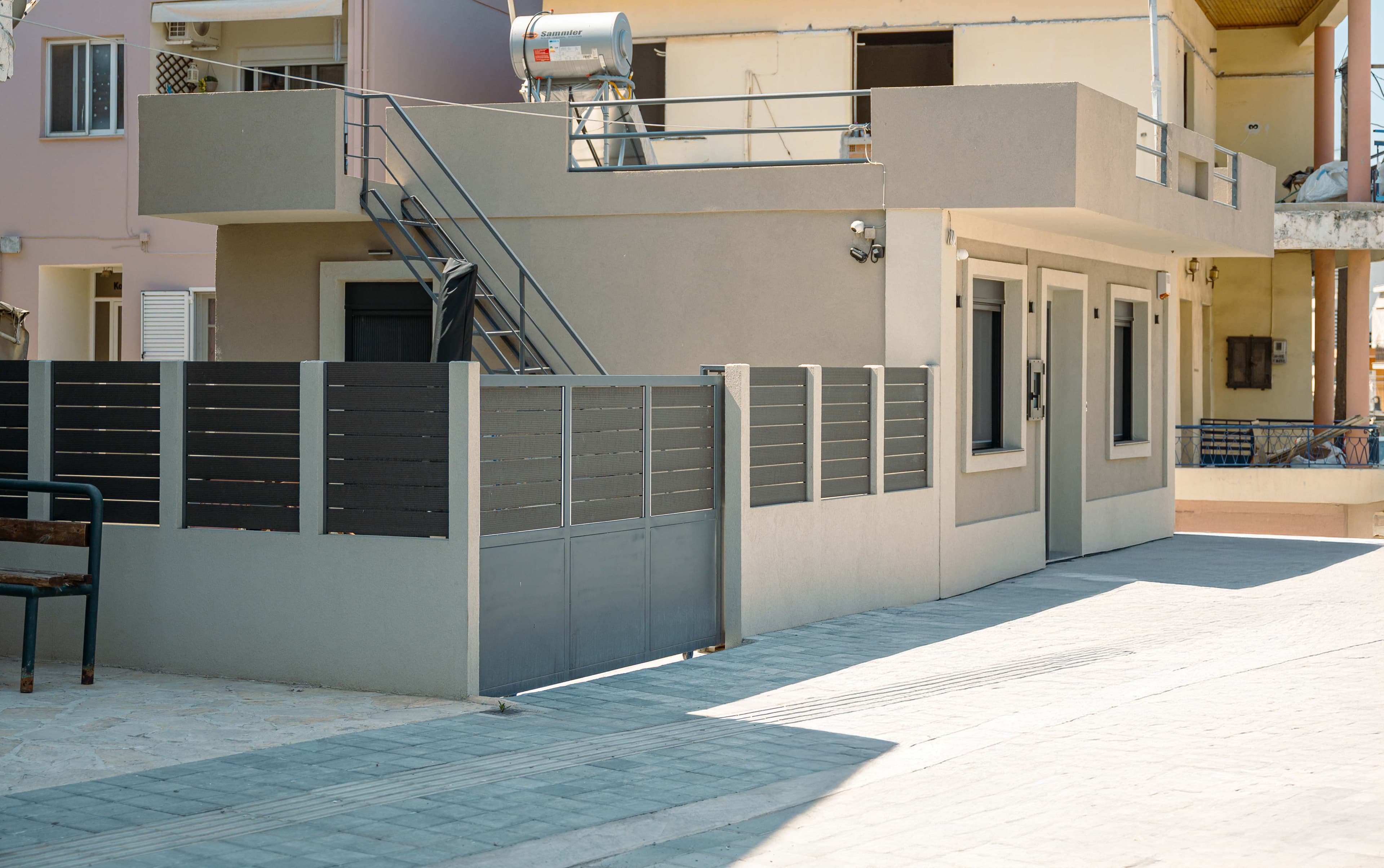 Πλαϊνή όψη του σπιτιού και της περίφραξης της αυλής