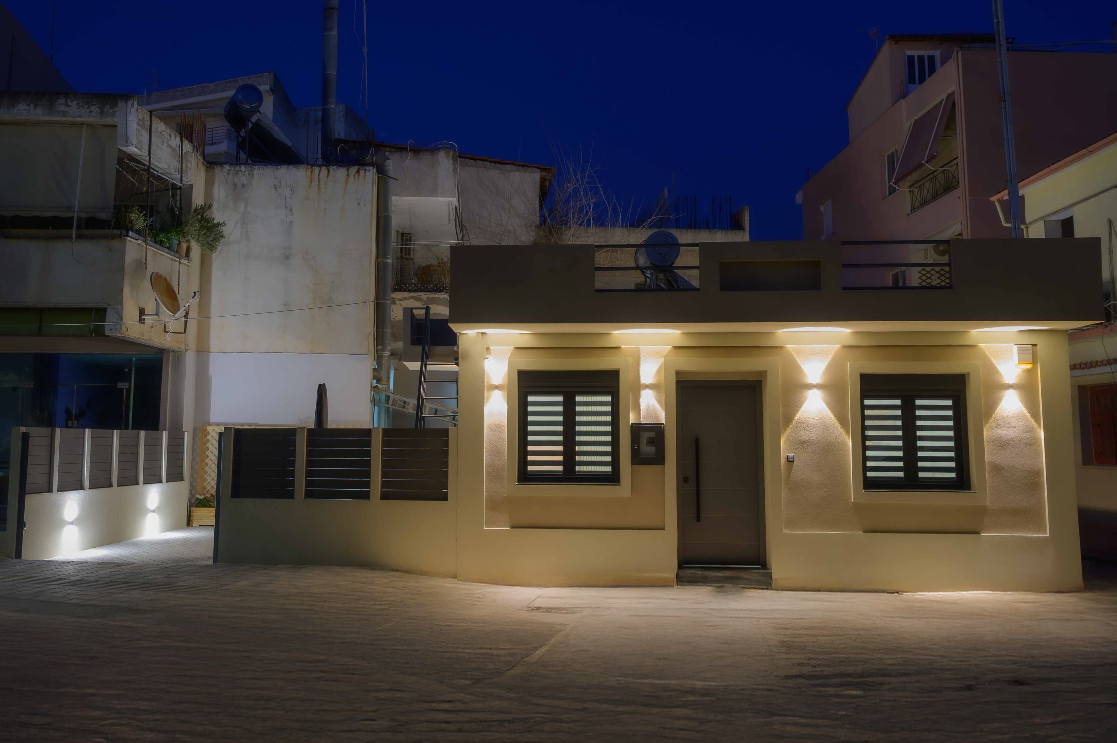 Η πρόσοψη του σπιτιού από τον δρόμο τη νύχτα