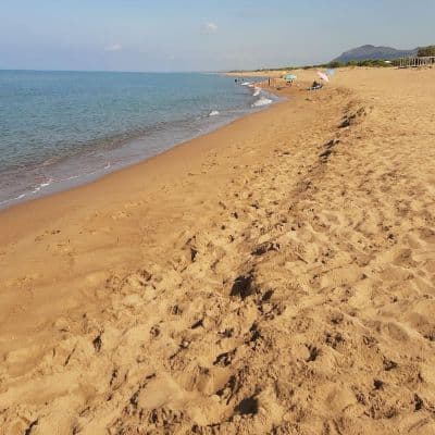 Η μεγάλη αμμώδης παραλία της Ζαχάρως με θέα στο Ιόνιο