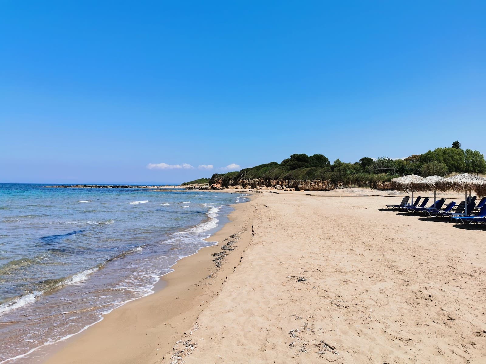 Χρυσαφένια αμμουδιά και γαλάζια νερά στην παραλία Αγίου Ηλία Ηλείας